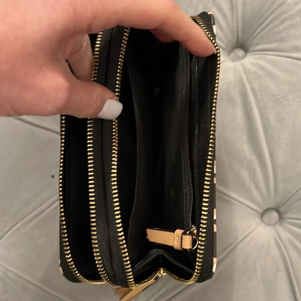 BRAND NEW MICHAEL KORS wristlet - Picture 3 of 3